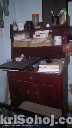 খাট এবং টেবিল